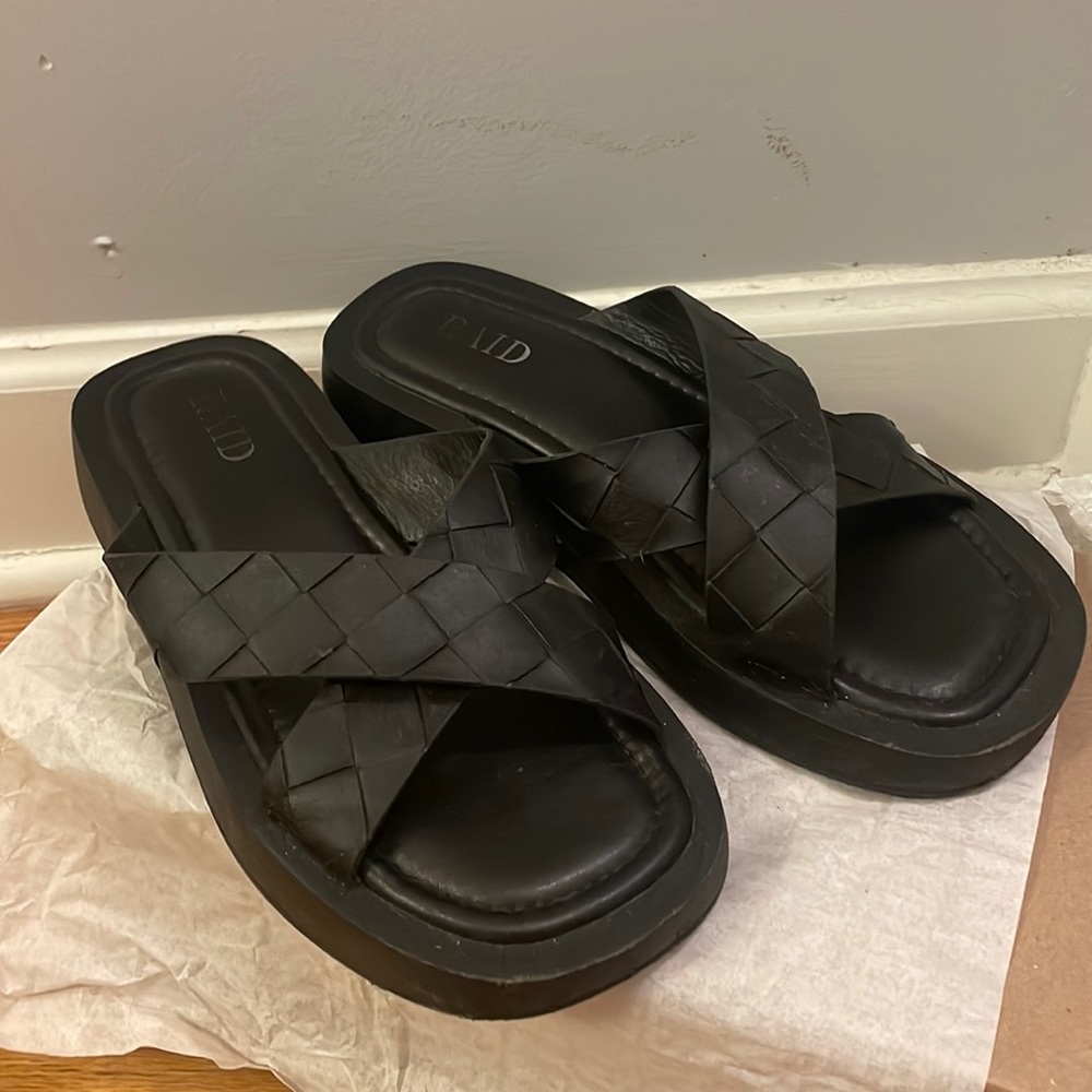 Raid Slides in black